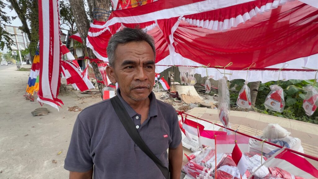 Jelang HUT RI Ke-81, Pedagang Bendera Musiman Hadapi Persaingan Penjualan Online