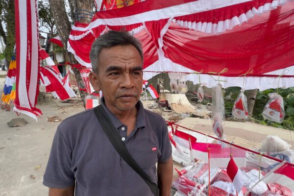 Jelang HUT RI Ke-81, Pedagang Bendera Musiman Hadapi Persaingan Penjualan Online