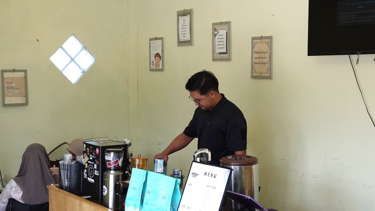 Little Bean Coffee, Jadi Tempat Nongkrong Alternatif Pecinta Kopi di Paliat