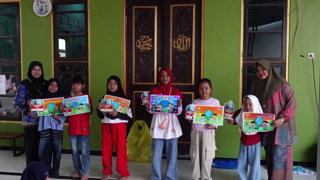 Rayakan HUT RI dengan Edukasi, Warga Eka Paksi Belajar Hadapi Kebakaran & Hewan Berbisa