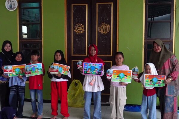 Rayakan HUT RI dengan Edukasi, Warga Eka Paksi Belajar Hadapi Kebakaran & Hewan Berbisa
