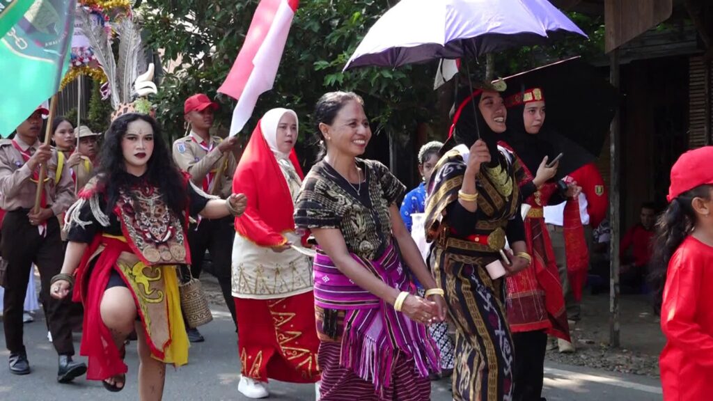 Semarakkan Napak Tilas Perjuangan, Kecamatan Bintang Ara Tampilkan Ragam Busana Adat Nusantara