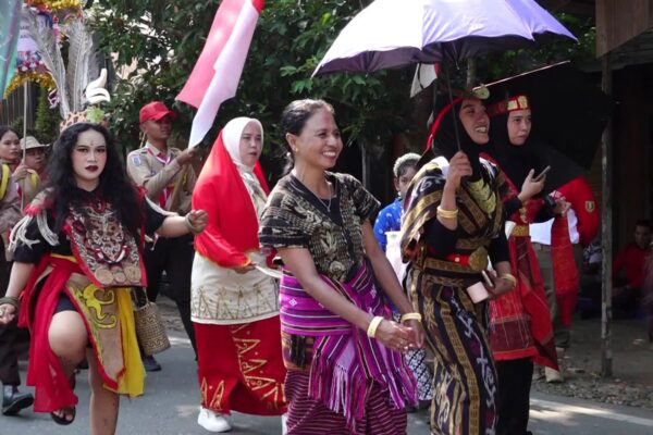 Semarakkan Napak Tilas Perjuangan, Kecamatan Bintang Ara Tampilkan Ragam Busana Adat Nusantara