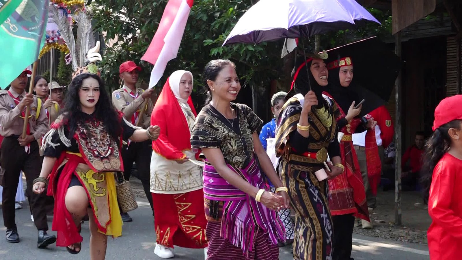 Semarakkan Napak Tilas Perjuangan, Kecamatan Bintang Ara Tampilkan Ragam Busana Adat Nusantara