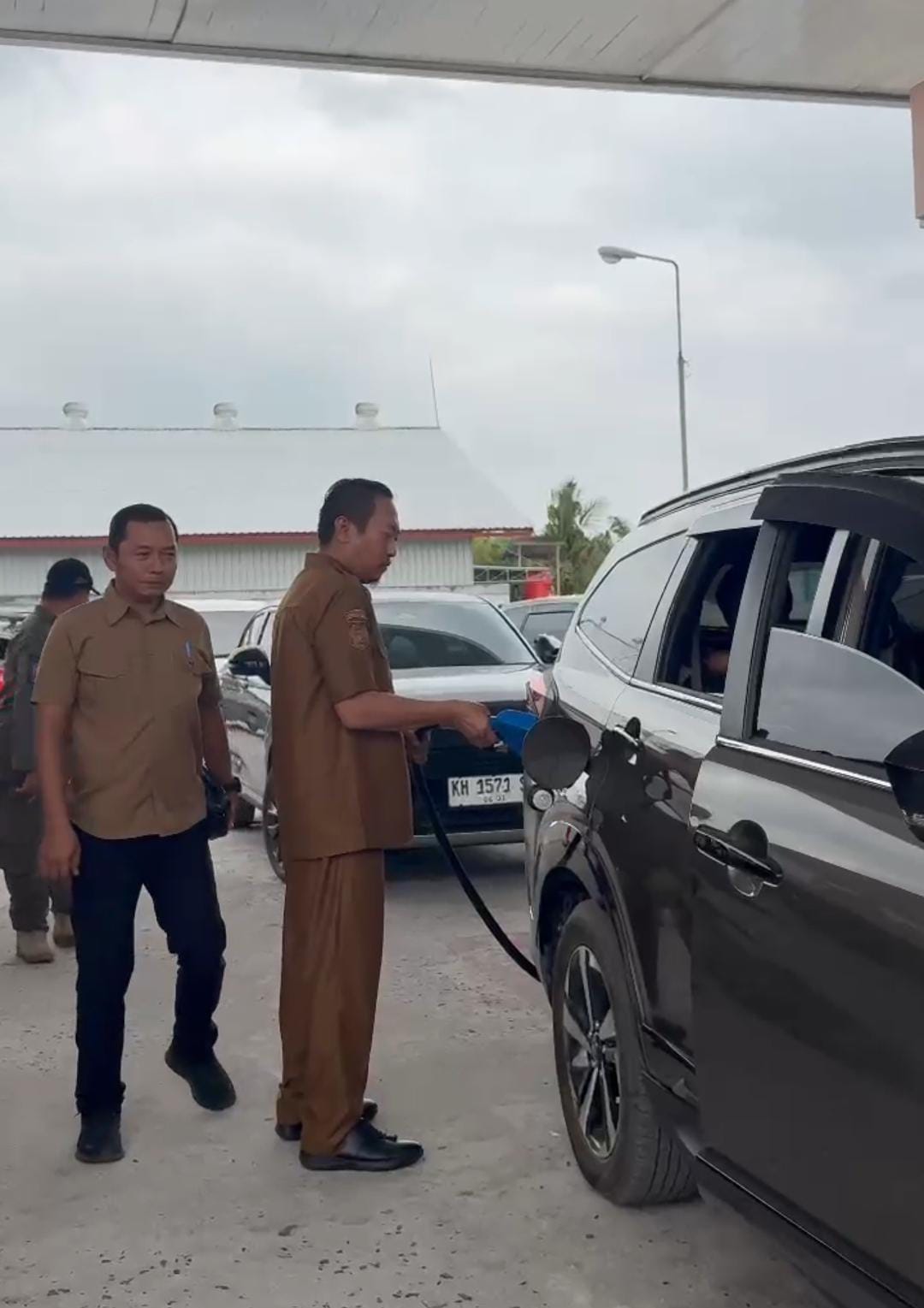 Stok BBM Bertambah, Antrean di SPBU Sukamara Mengular