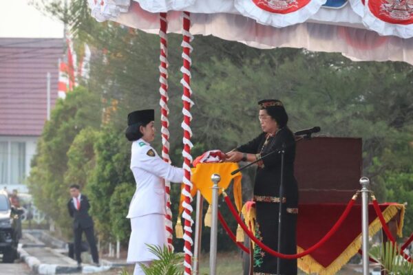 Wakil Bupati Gumas Pimpin Upacara Penurunan Bendera HUT Ke-81 RI