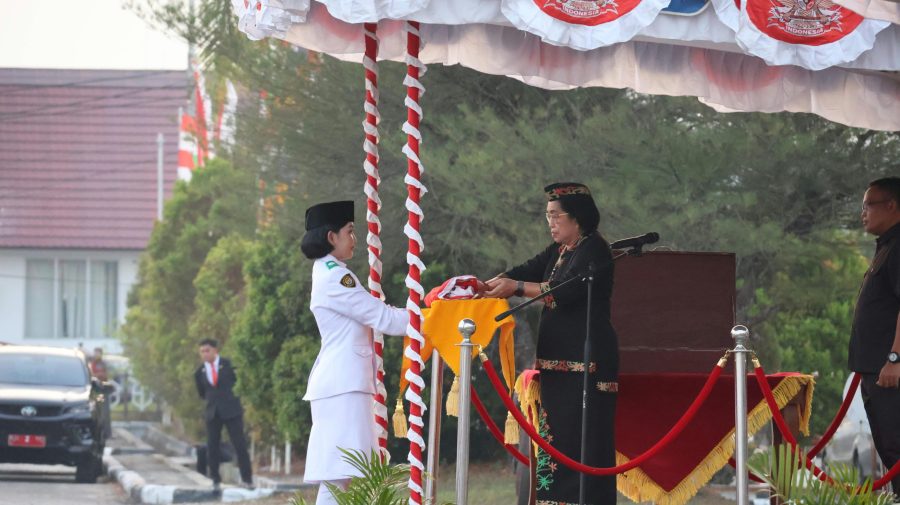 Wakil Bupati Gumas Pimpin Upacara Penurunan Bendera HUT Ke-81 RI