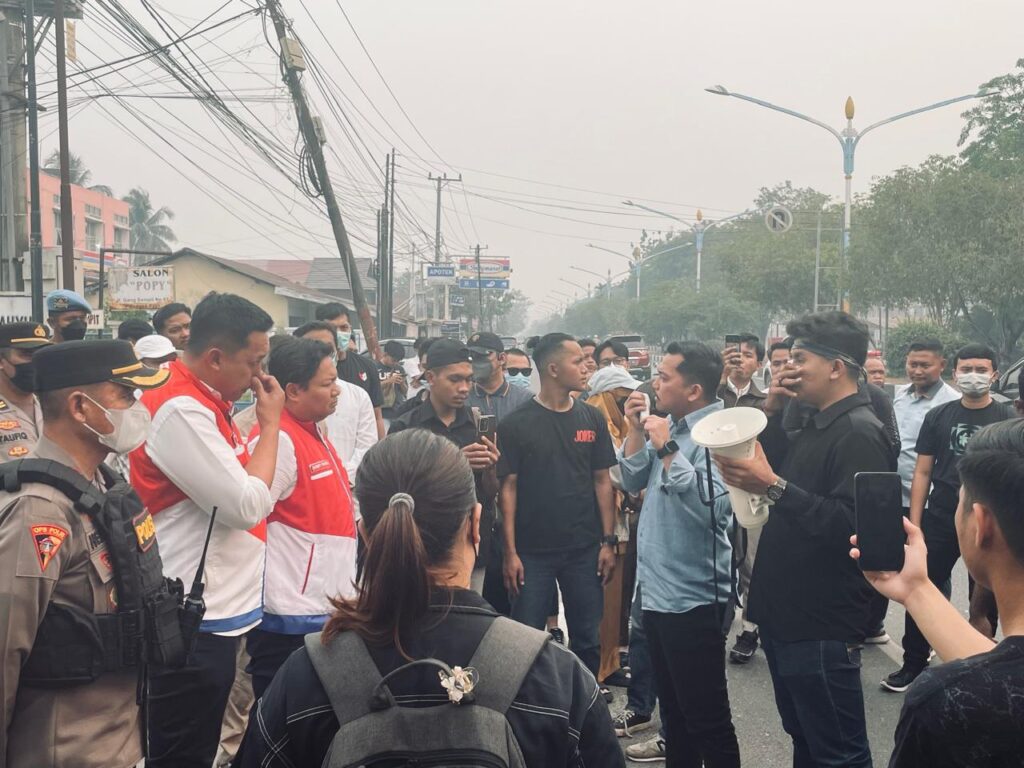 Antrean Panjang BBM, Unjuk Rasa ke Kantor Pertamina