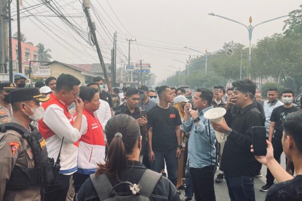 Antrean Panjang BBM, Unjuk Rasa ke Kantor Pertamina