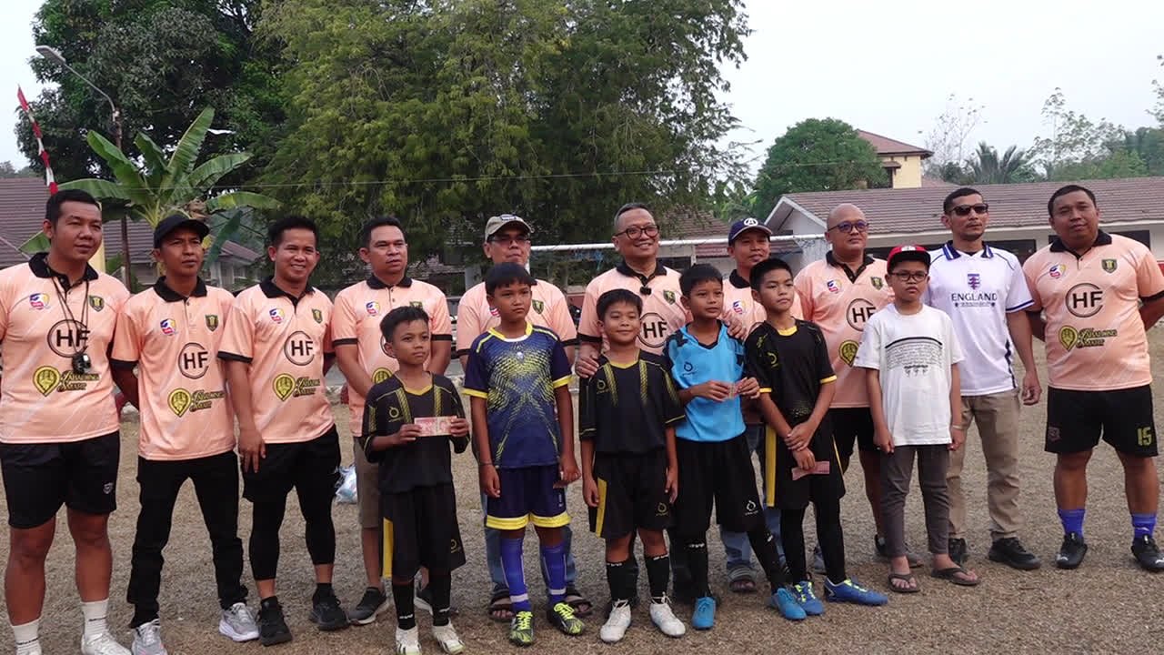 Dukung Bakat Sepak Bola Usia Dini, Bupati Tabalong Beri Bantuan SSB Tanta