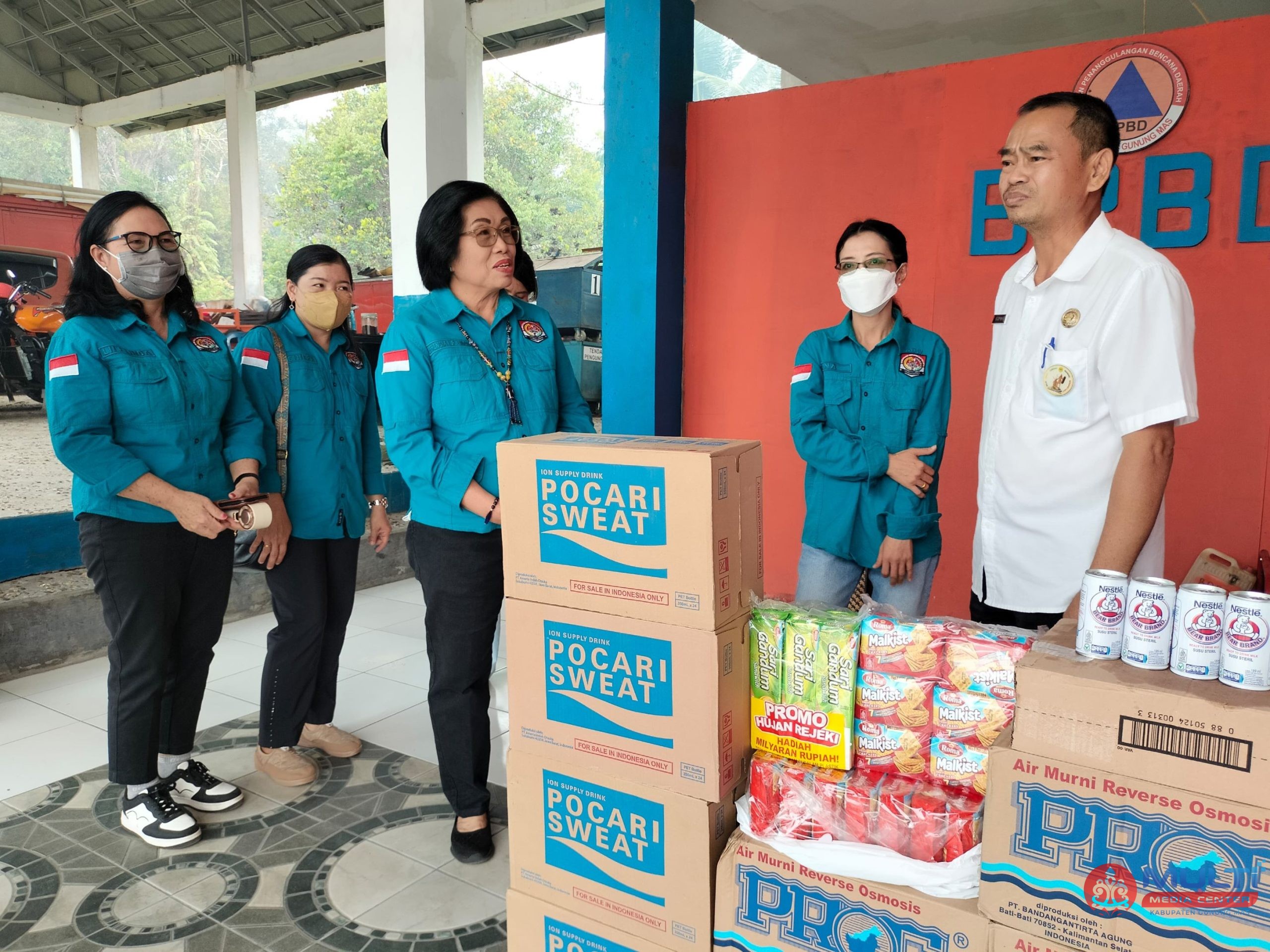 GOW Gunung Mas Salurkan Bantuan untuk Petugas Penanganan Karhutla