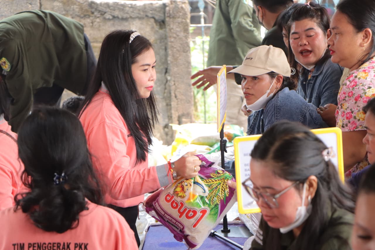 Ketua TP PKK Gumas Hadiri Gerakan Pangan Murah Di Kecamatan Tewah