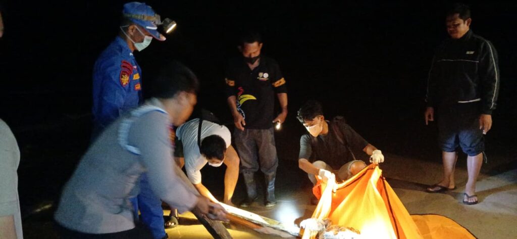 Mayat Diduga Penumpang KM Virgo Ditemukan di Pantai Lunci