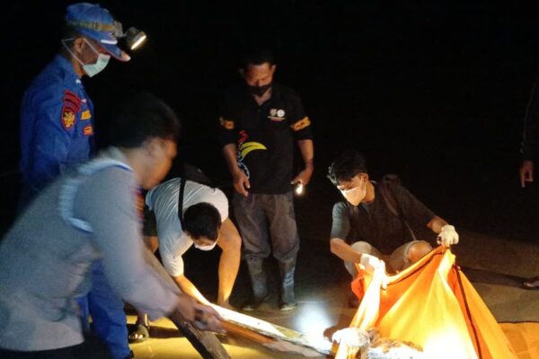 Mayat Diduga Penumpang KM Virgo Ditemukan di Pantai Lunci