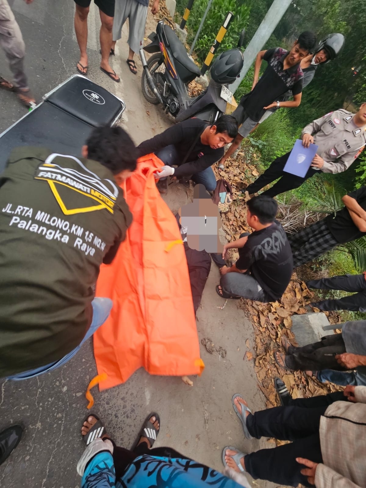 Motor Slip di Bahu Jalan, Pengendara Tewas Terlindas Avanza