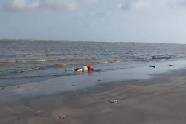 Nelayan Seruyan Temukan Mayat Berpelampung Terdampar di Pantai