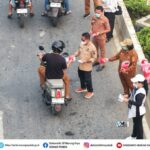 Peduli Kesehatan Warga, Bupati Mura Bagikan Masker Hadapi Kabut Asap