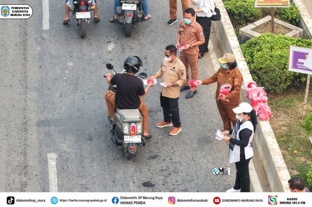 Peduli Kesehatan Warga, Bupati Mura Bagikan Masker Hadapi Kabut Asap
