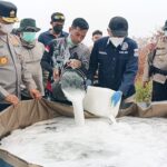 Polisi Pakai Cairan Surfaktan Padamkan Api