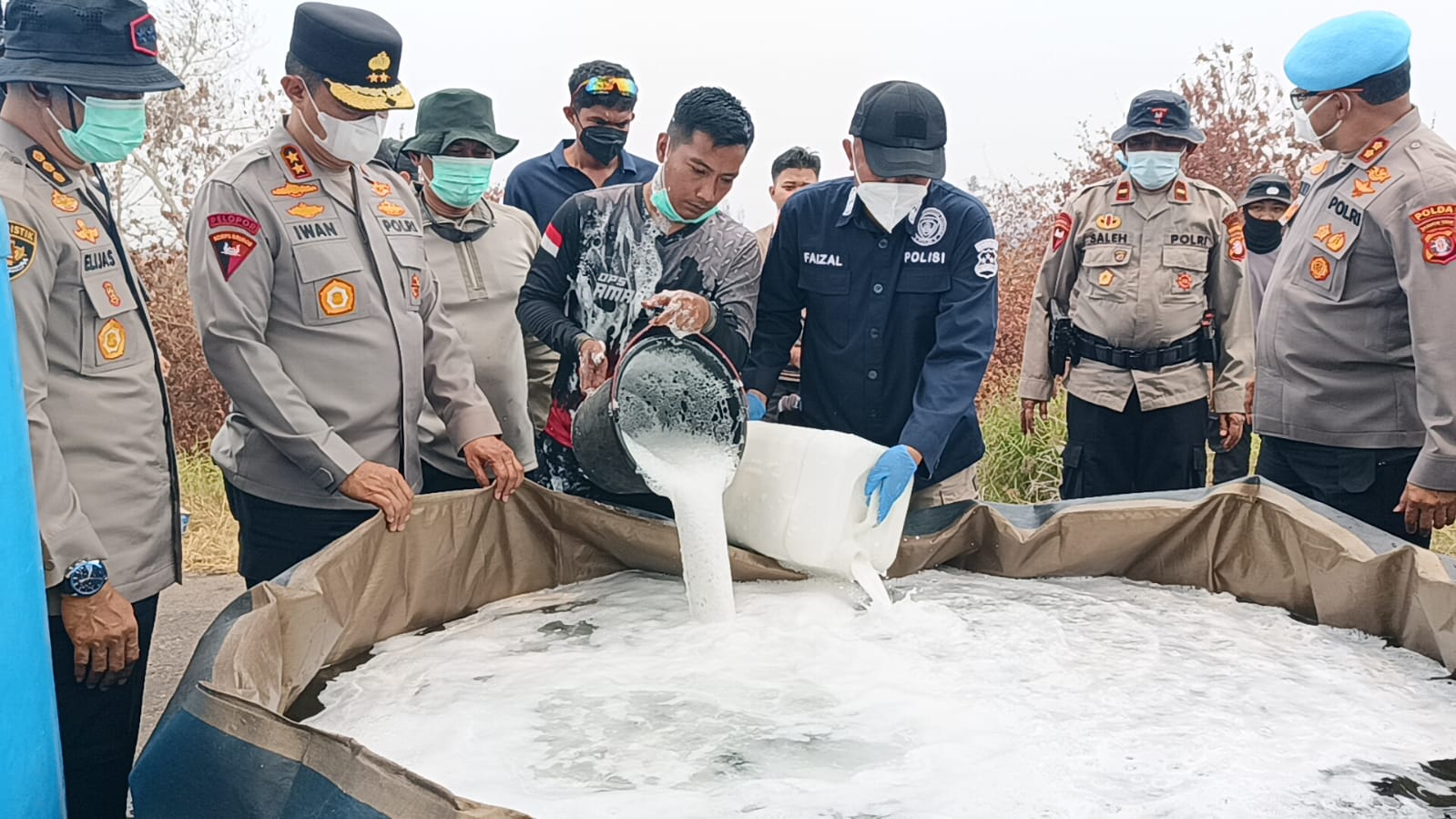 Polisi Pakai Cairan Surfaktan Padamkan Api