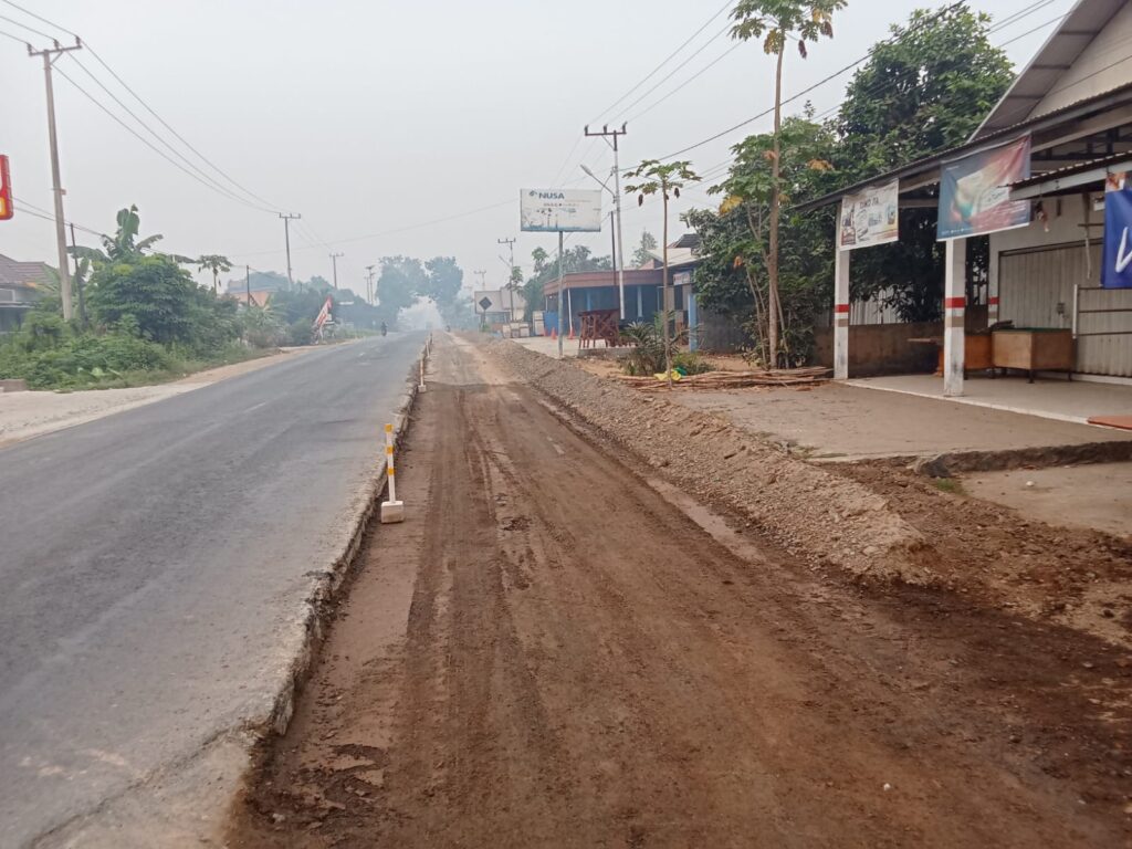 Proyek Pelebaran Jalan Trans Kalimantan Pulang Pisau Dikeluhkan Warga Mantaren