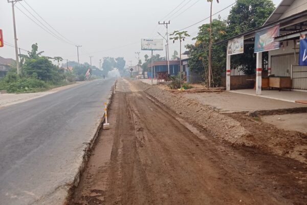 Proyek Pelebaran Jalan Trans Kalimantan Pulang Pisau Dikeluhkan Warga Mantaren