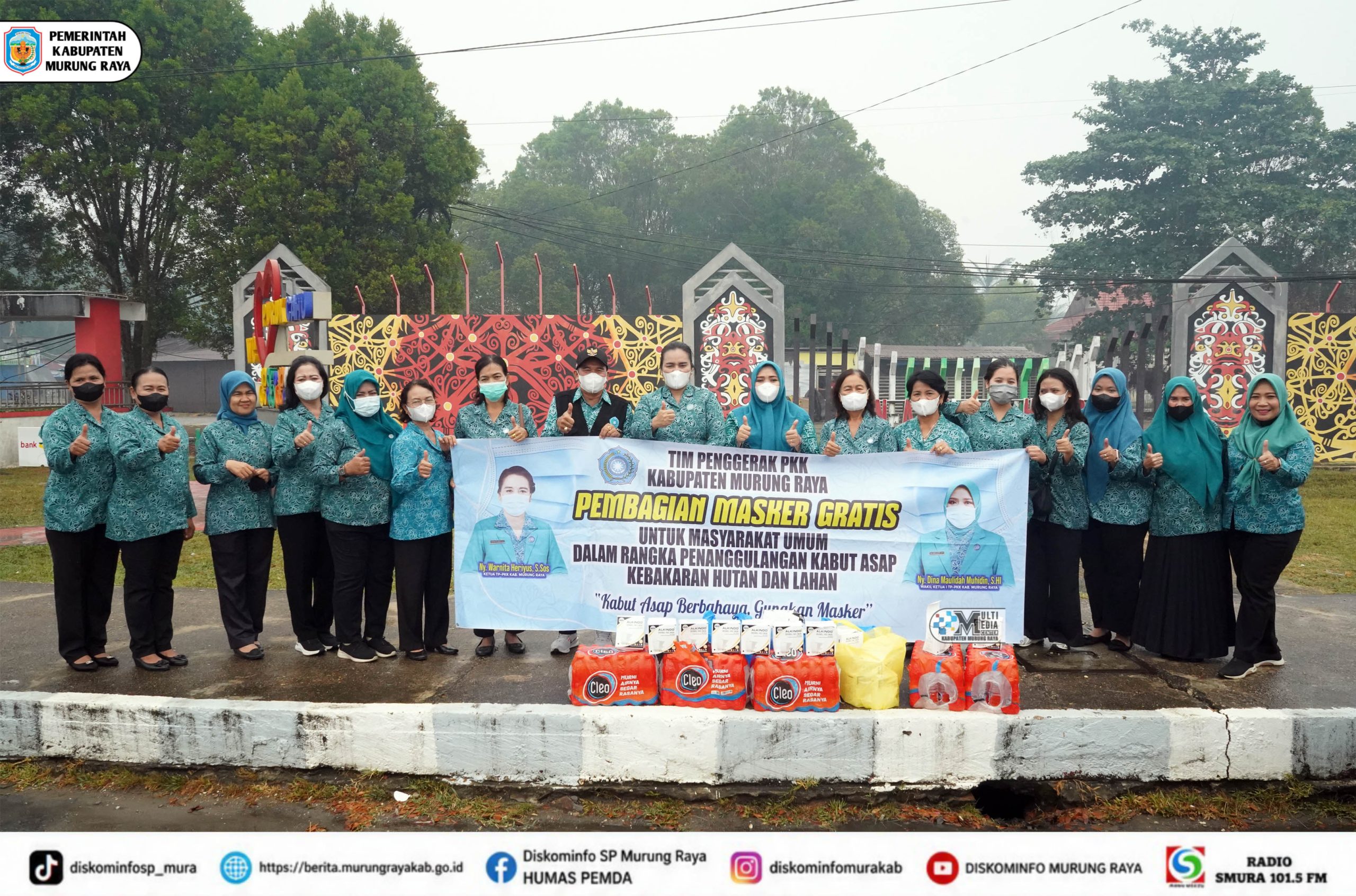 TP-PKK Murung Raya Bagikan Masker dan Air Mineral