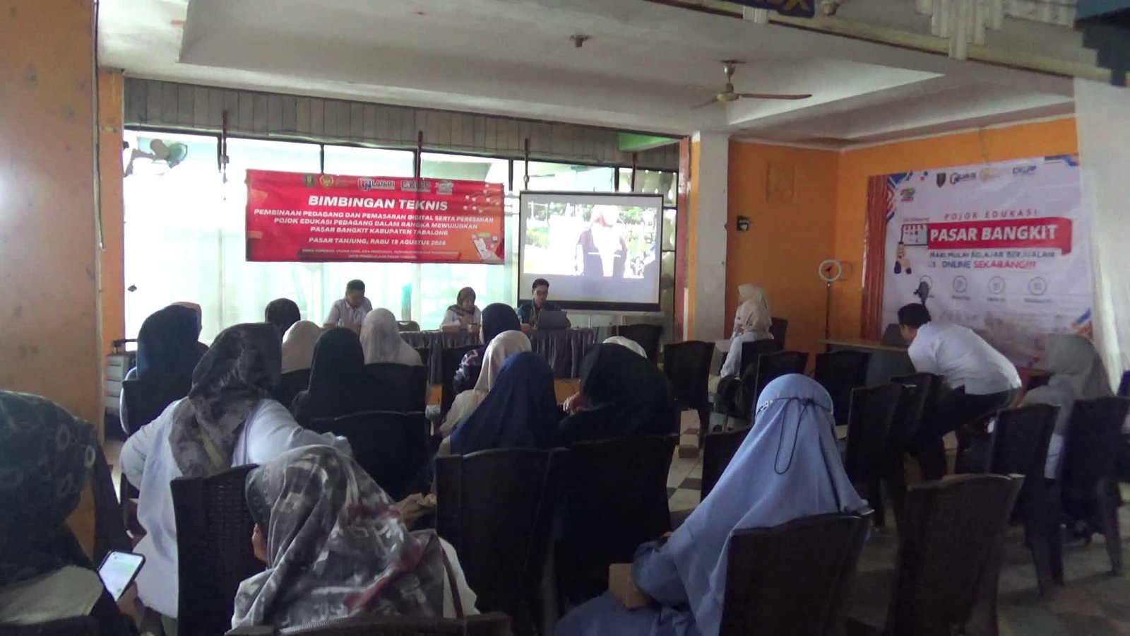 Wujudkan Pasar Bangkit, DKUPP Latih Pedagang Pasar Tanjung Berjualan Online