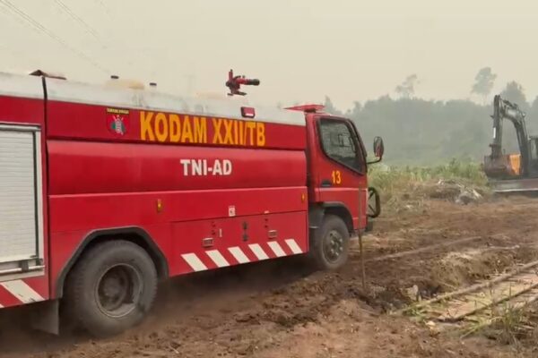 Akses Sulit ke Titik Api, Polri Pinjam Ekskavator