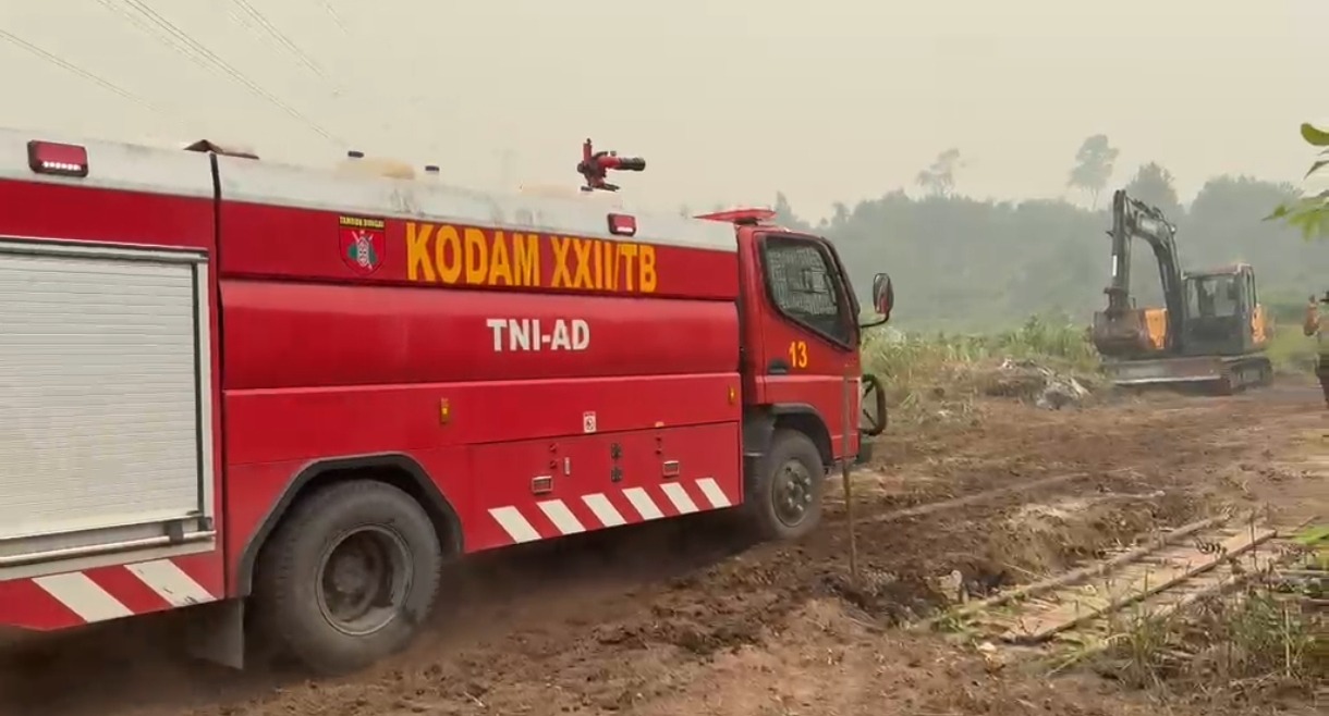 Akses Sulit ke Titik Api, Polri Pinjam Ekskavator