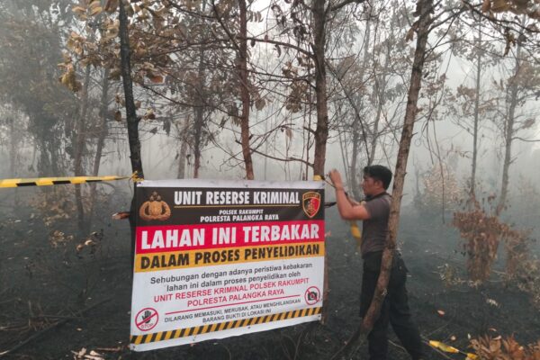 Amankan Jejak Karhutla, Pasang Garis Polisi