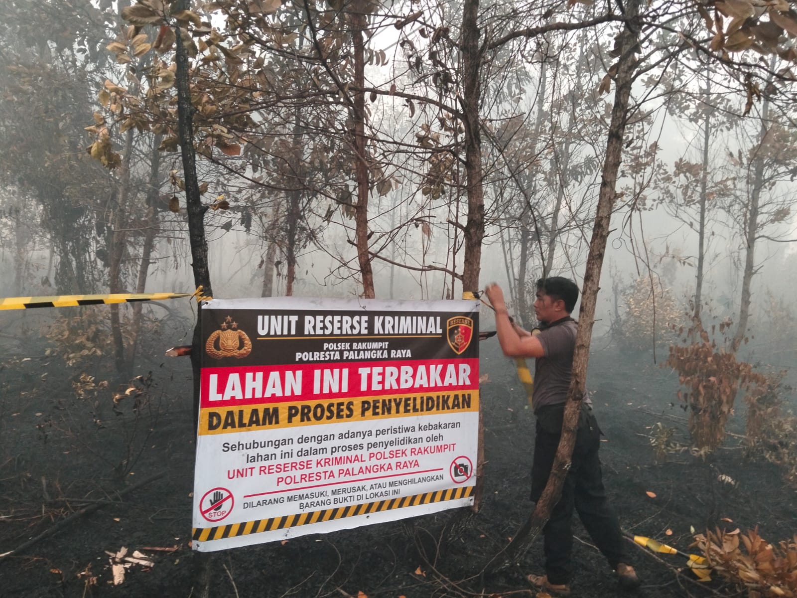 Amankan Jejak Karhutla, Pasang Garis Polisi