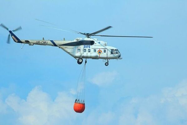 BNPB Tarik Dua Helikopter Water Bombing