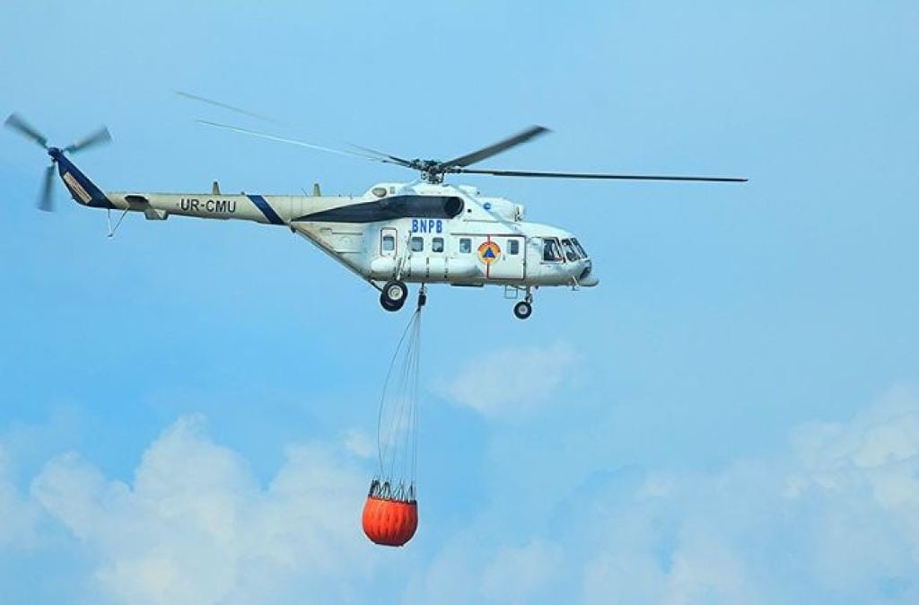 BNPB Tarik Dua Helikopter Water Bombing