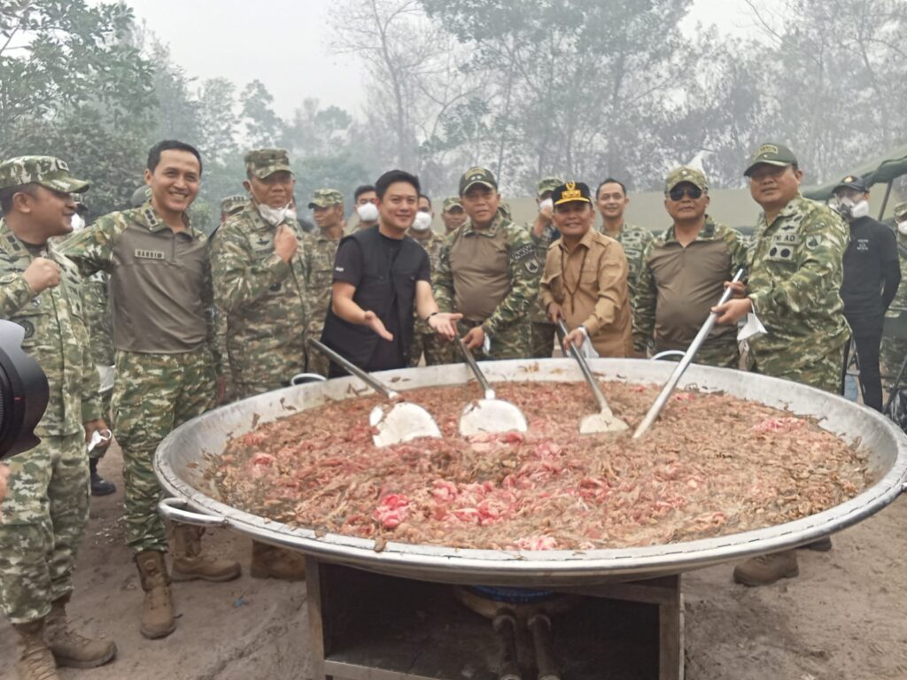 Bersama Bobon Santoso, Pangdam XXII TB dan Gubenur Kalteng Masak Daging Lada Hitam