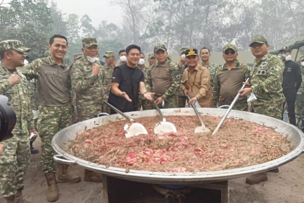 Bersama Bobon Santoso, Pangdam XXII TB dan Gubenur Kalteng Masak Daging Lada Hitam