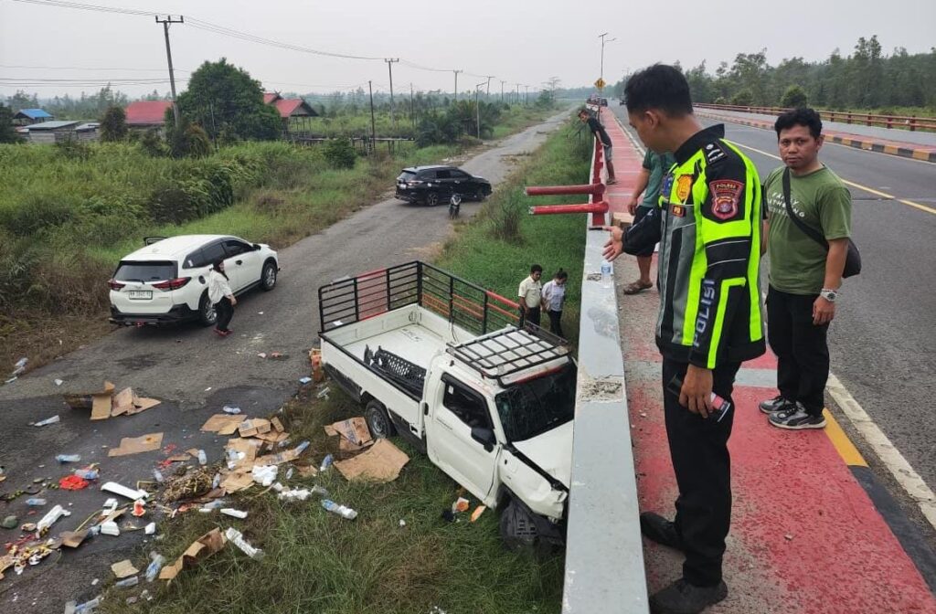 Hilux Tabrak Hiace di Jembatan Bukit Rawi, Tiga Orang Terluka