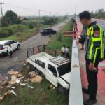 Hilux Tabrak Hiace di Jembatan Bukit Rawi, Tiga Orang Terluka