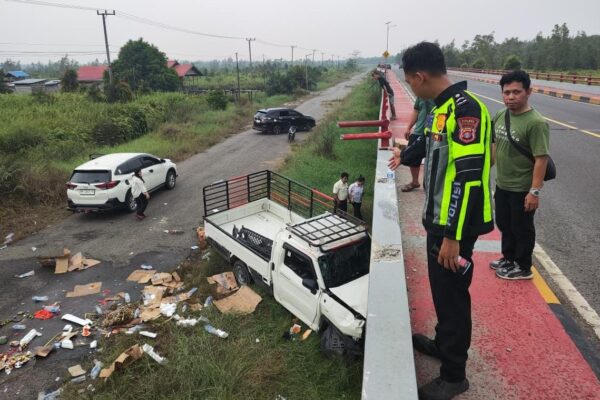 Hilux Tabrak Hiace di Jembatan Bukit Rawi, Tiga Orang Terluka