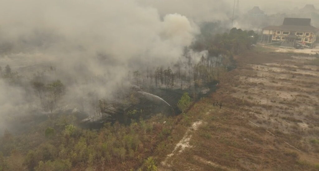 Kebakaran Sejak Minggu, Api Mendekati Kantor Pemko