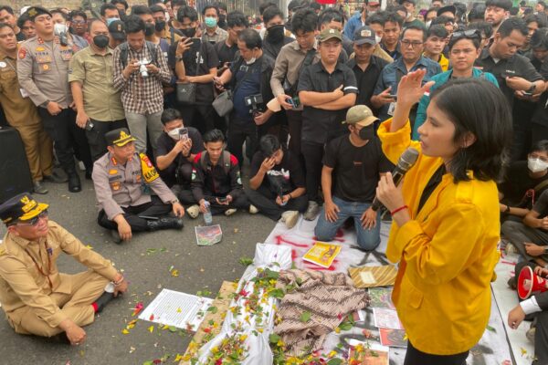 Mahasiswa Geruduk Kantor Eksekutif dan Legislatif