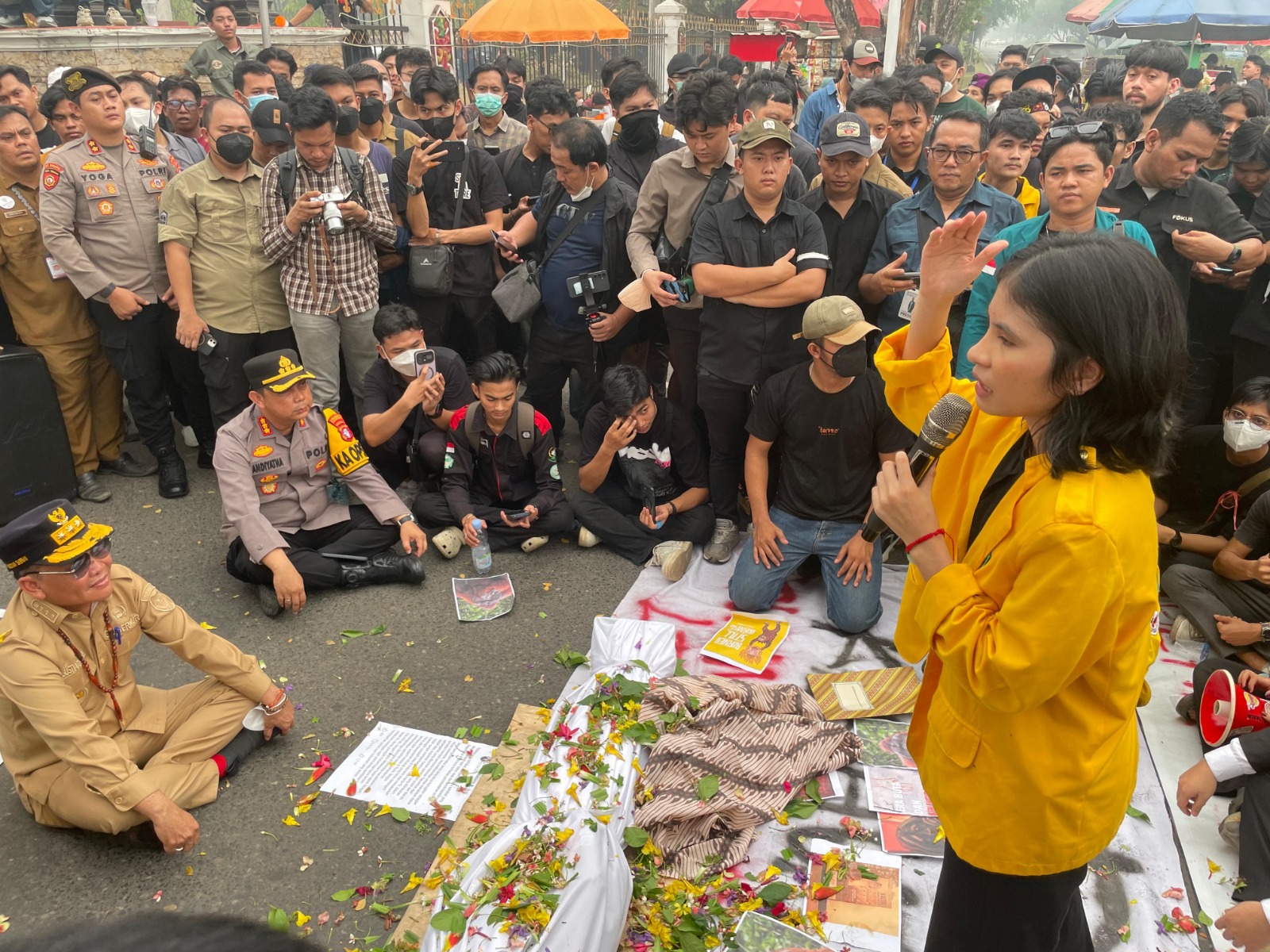 Mahasiswa Geruduk Kantor Eksekutif dan Legislatif