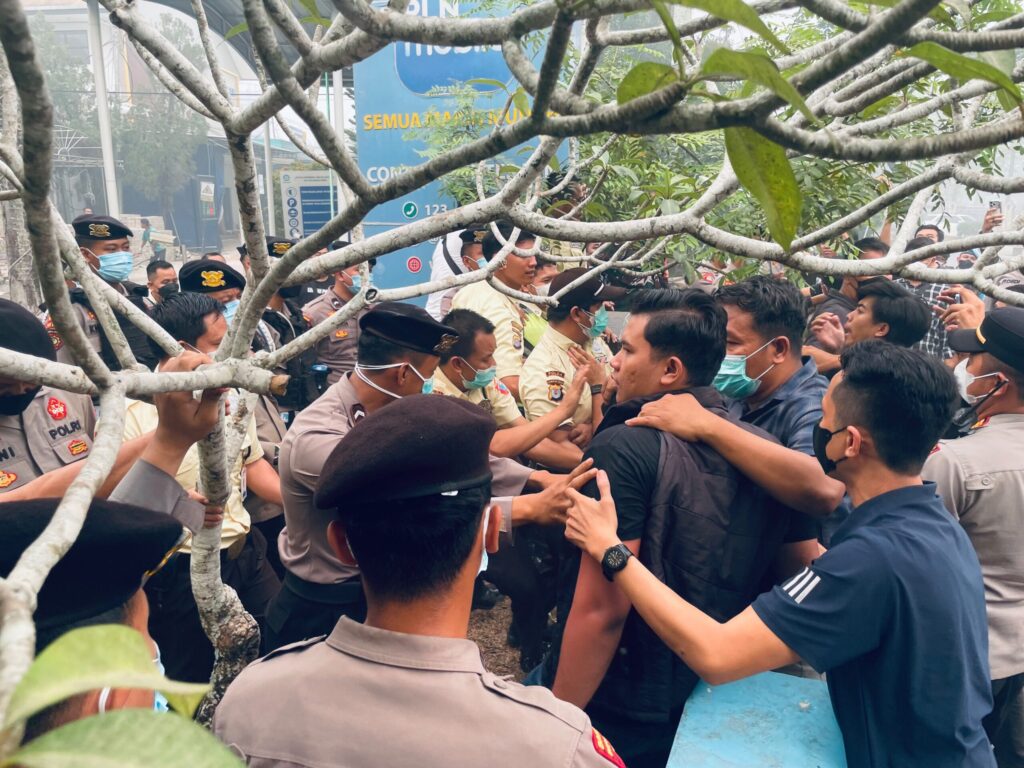 Massa Geruduk PLN, Tagih Janji Pemadaman Berhenti