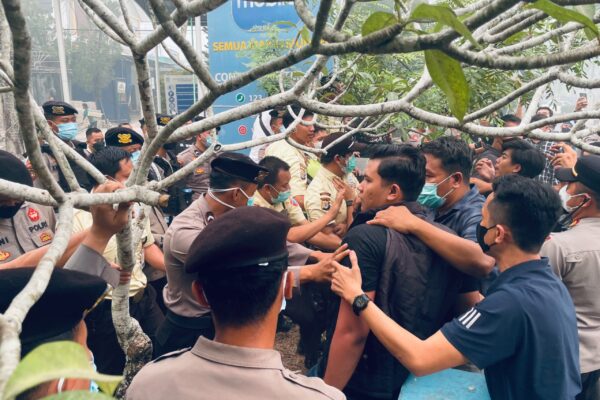 Massa Geruduk PLN, Tagih Janji Pemadaman Berhenti