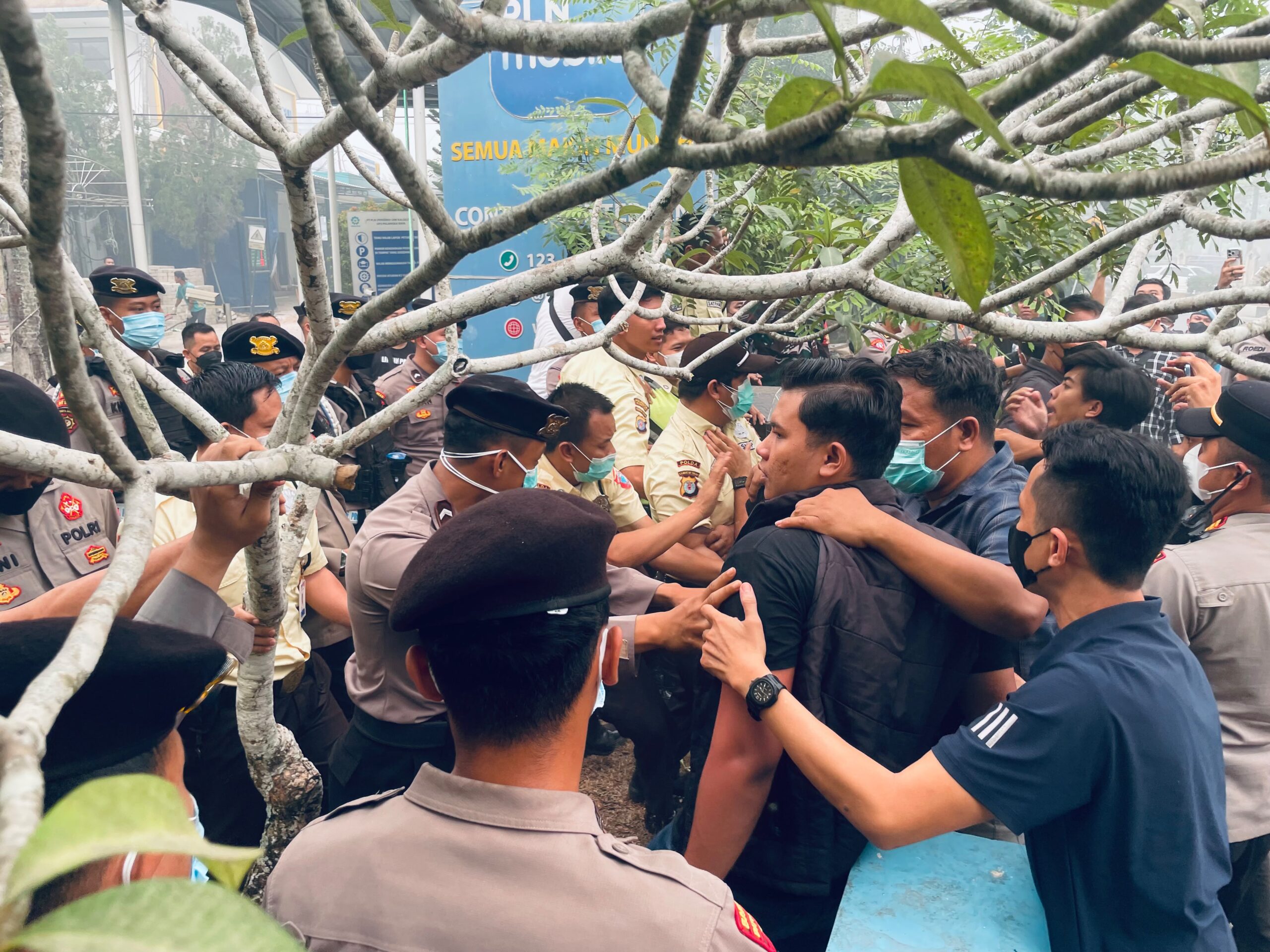 Massa Geruduk PLN, Tagih Janji Pemadaman Berhenti