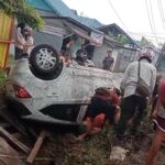 Menghindari Motor Keluar dari Gang, Honda Brio Masuk Parit