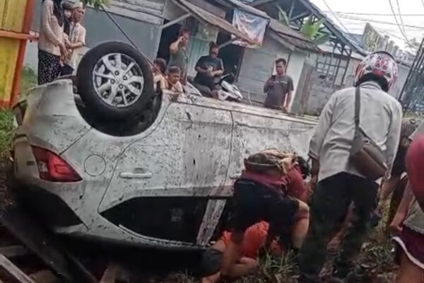 Menghindari Motor Keluar dari Gang, Honda Brio Masuk Parit