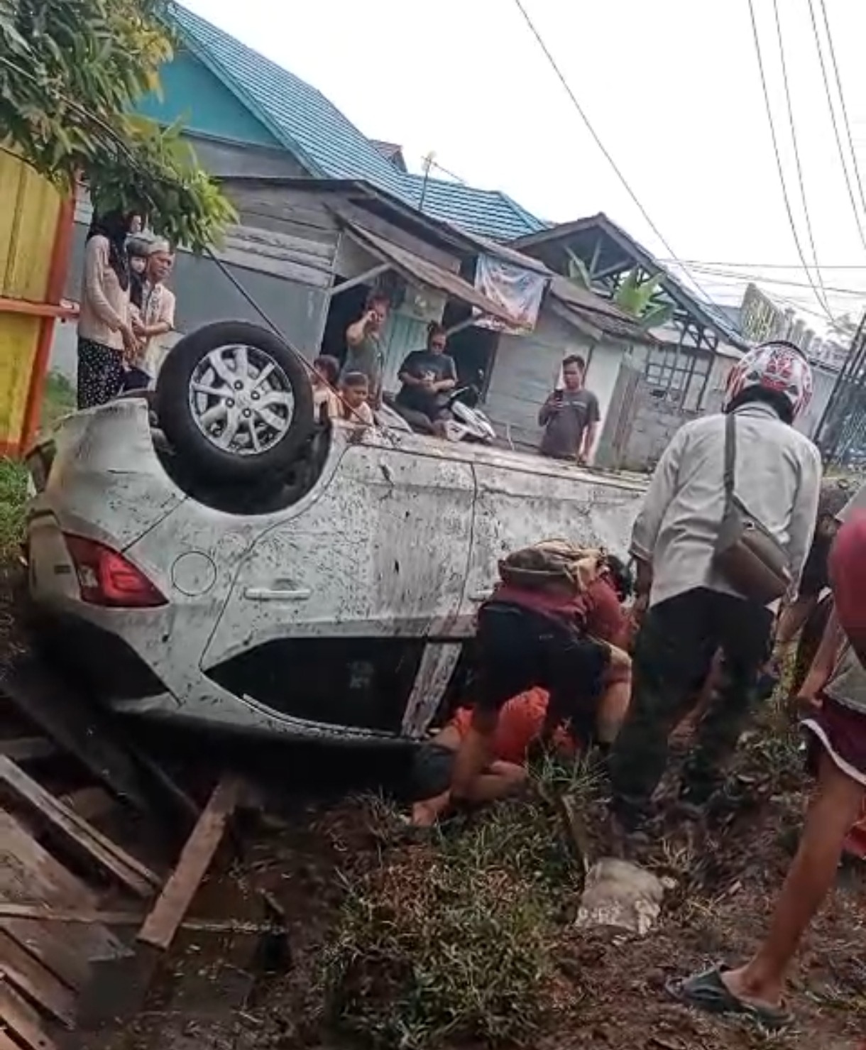 Menghindari Motor Keluar dari Gang, Honda Brio Masuk Parit