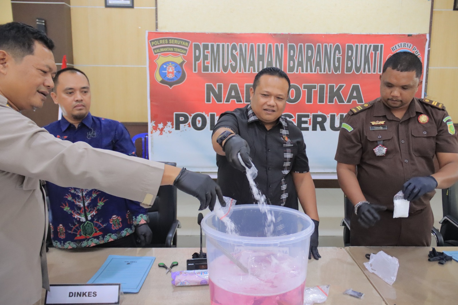 Polres Seruyan Musnahkan 599,26 Gram Sabu dari Tujuh Tersangka