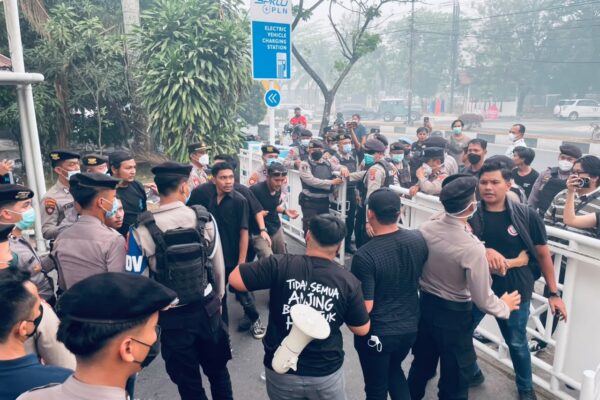 Tagih Janji, Massa Lempar Telur Busuk ke Kantor PLN